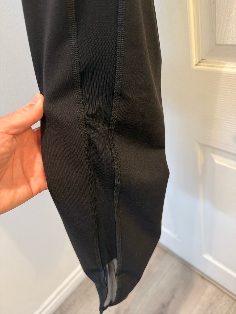 Old Navy Black Size XL Full Length w/ Side Pockets and Mesh on Side of Leggings - Picture 4 of 7
